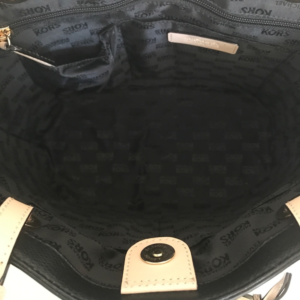 ⭐️ LAST 1 ⭐️ MK Jet Set medium black leather tote - Picture 6 of 8